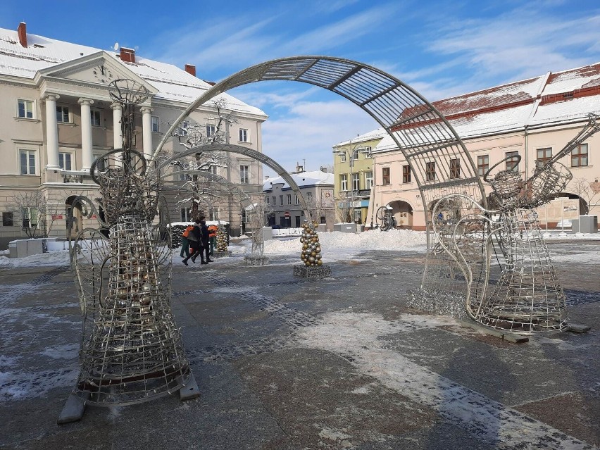 Anioły i świetlna brama wróciły na Rynek w Kielcach. Władze miasta uległy po krytyce mieszkańców