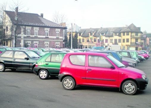 Z  tego urzędniczego zamieszania nic sobie nie robią kierowcy, którzy bez oporów korzystają z parkingu obok dworca PKP