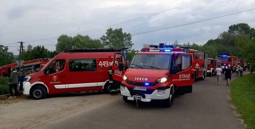 Dramat w Brzyskach. W płonącym budynku strażacy natrafili na zwłoki mężczyzny [ZDJĘCIA]