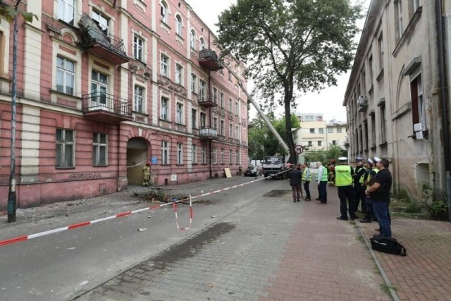 4 września z kamienicy w Sosnowcu oderwał się balkon. Przebywały na nim dwie osoby, poszkodowana kobieta zmarła w szpitalu

Zobacz kolejne zdjęcia/plansze. Przesuwaj zdjęcia w prawo naciśnij strzałkę lub przycisk NASTĘPNE