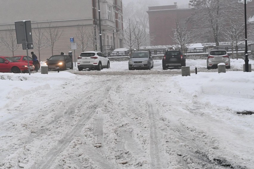 Wałbrzych: Kierowcy brną w śniegu na parkingu przy ulicy Rycerskiej 