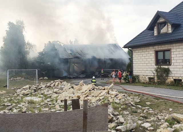 Potężny wybuch gazu w Pradłach. Trzy osoby są ranne. Eksplozja wysadziła w powietrze budynek gospodarczy.

Zobacz kolejne zdjęcia. Przesuwaj zdjęcia w prawo - naciśnij strzałkę lub przycisk NASTĘPNE