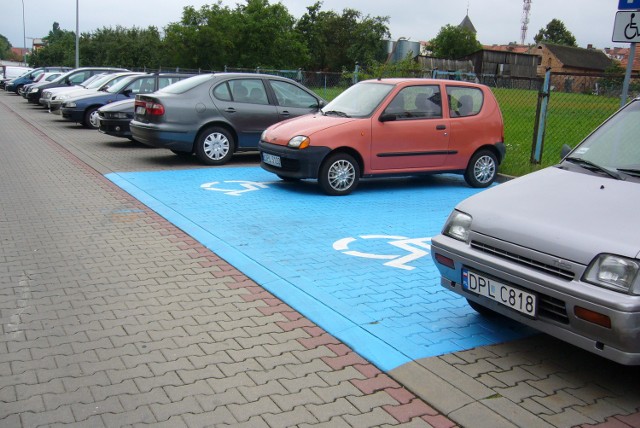 Parking dla niepełnosprawnych przy ul. Hubala w Polkowicach.
