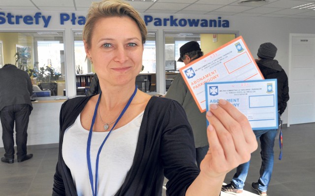 Mieszkańcy centrum kartę parkingową na miesiąc mogą wykupić w MATiP za 10 zł.