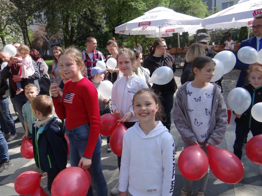 Radomsko: żywa flaga na Święto Flagi Państwowej 2019 [ZDJĘCIA, FILM]