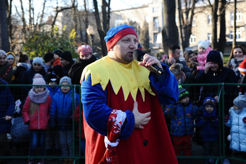 Święty Mikołaj w jasielskim parku. Obdarował dzieci prezentami, były w siódmym niebie!