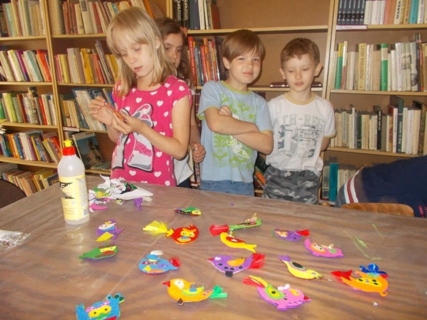 Warsztaty plastyczne w bibliotece dla dzieci w Rawie [ZDJĘCIA]