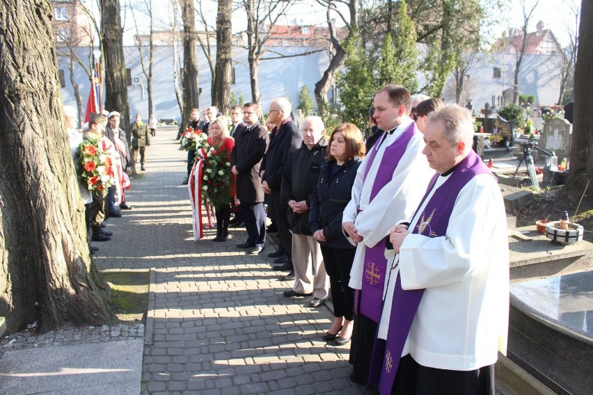 5. rocznica katastrofy smoleńskiej. Kwiaty przy grobie Krystyny Bochenek [FOTO, WIDEO]