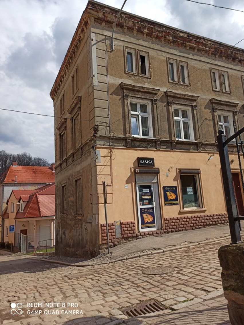 Rynek w Wałbrzychu od podwórka pełen kontrastów i skrajności