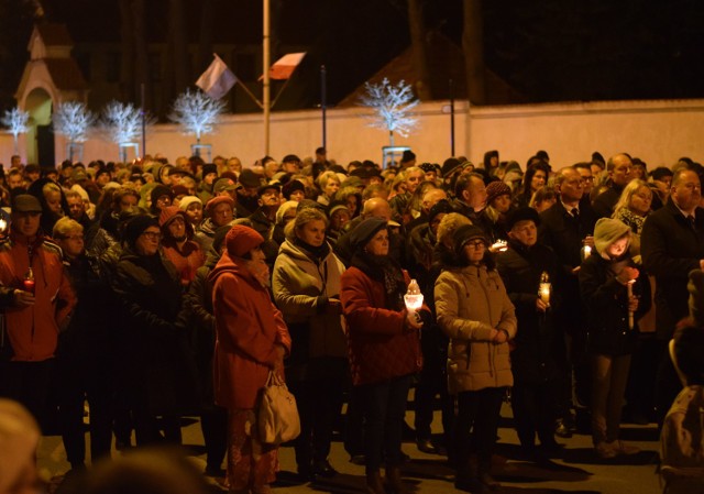 Marsz jest organizowany od kilku lat, aby upamiętnić Honorowego Obywatela Miasta Jarosławia - Jana Pawła II. Lampiony i znicze niesione przez wiernych, zostały tradycyjnie ułożone przed ratuszem w formę napisu „JP II".

 Zobacz też: Święte miejsca według ks. Kazimierza Sowy. Jakie zakątki świata odwiedził?
