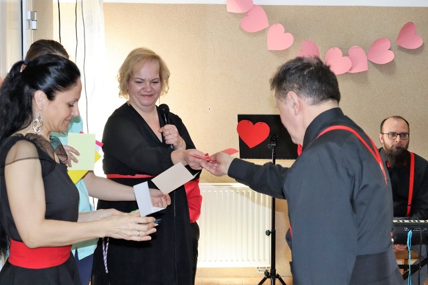 Walentynkowa zabawa w Domu Pomocy Społecznej w Skrzynnie 