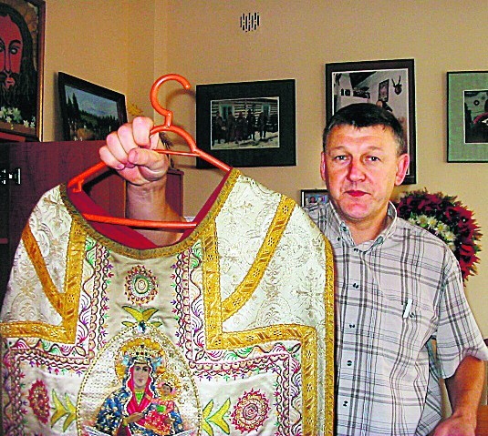 Dyrektor Krzysztof Bodziony prezentuje krój ornatu