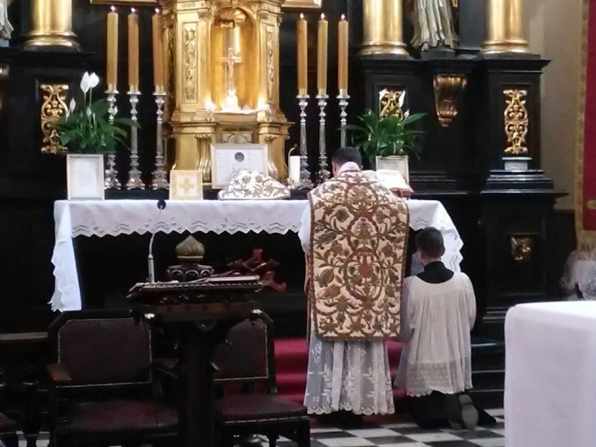 Koronawirus na mszy w kościele farnym w Piotrkowie. Sanepid...