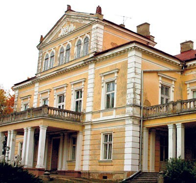 Klasycystyczny pałac Raczyńskich w Złotym Potoku, w gminie Janów