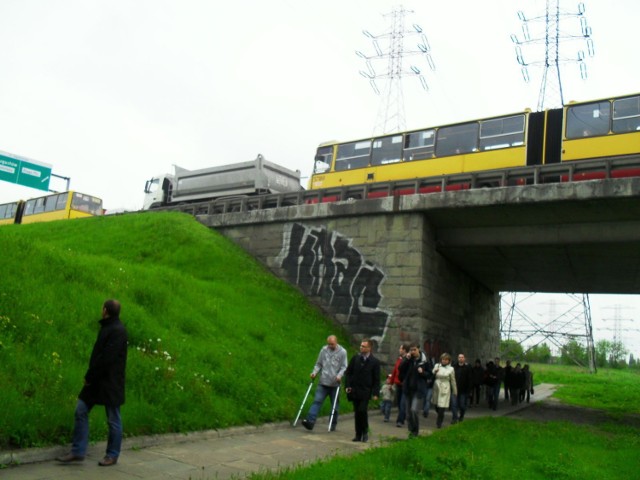 4 maja 2010. Most Grota Roweckiego zakorkowany. Podr&oacute;żni usiłują dojść do najbliższego przystanku ZTM.