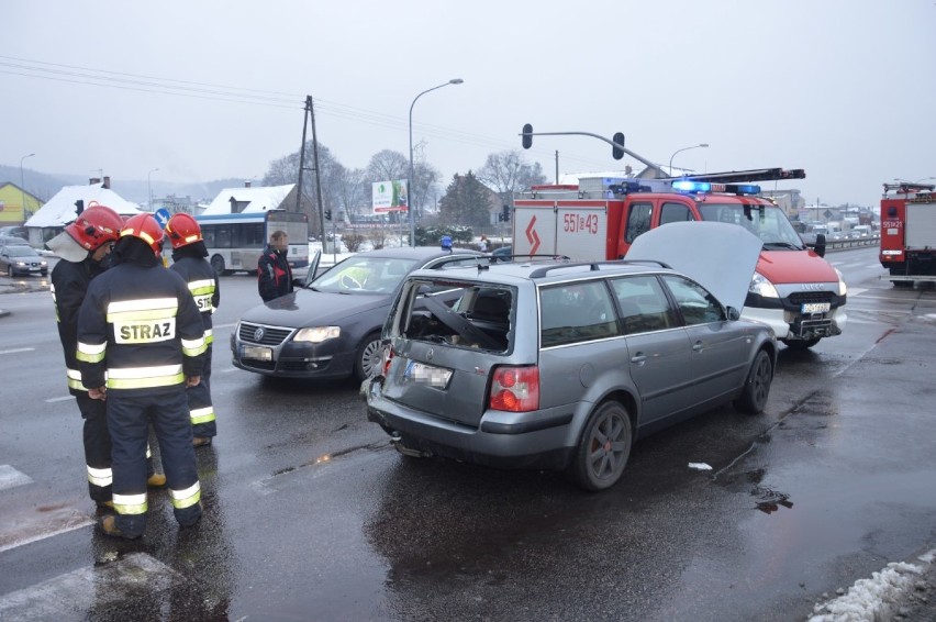 Wypadek na DK 6 w Wejherowie. Ciężarówka zderzyła się z samochodami osobowymi [ZDJĘCIA]