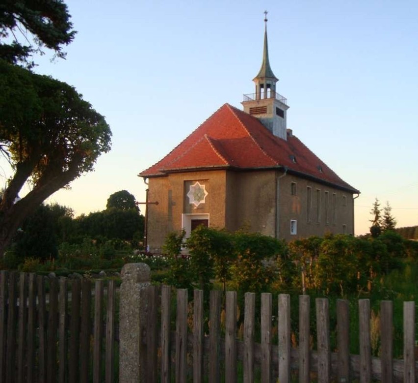 Kościół w Wierzchowie Dworcu. Widok latem (2008)