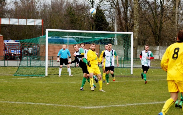 Mecz 15 kolejki rozegrany został w Piechcinie. Lider rozgrywek w 2 grupie Unia Gniewkowo w doliczonym czasie gry stracił dwa cenne punkty. Bramki: Mateusz Wiktorowicz (46’), Jakub Ślebioda (90+7), - Sylwester Gęgorek (51), Maciej Jaroszyński rz. k. (55’).