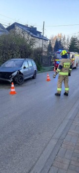 Kolizje w Pcimiu i Skrzynce. Strażacy apelują do kierowców, aby uważać, bo jest ślisko 