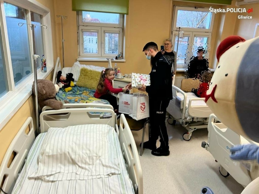 Policjanci z Gliwic odwiedzili pacjentów Szpitala Miejskiego...