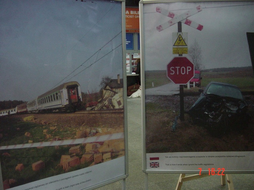 Fotografie wypadków kolejowych straszą na Dworcu Głównym PKP [Zdjęcia Internauty]