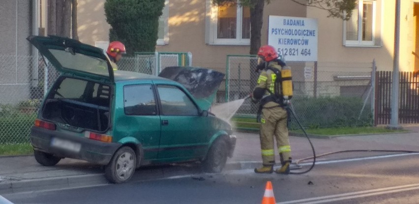 Zapaliło się zaparkowane przy Węgierskiej cinquecento [ZDJĘCIA]