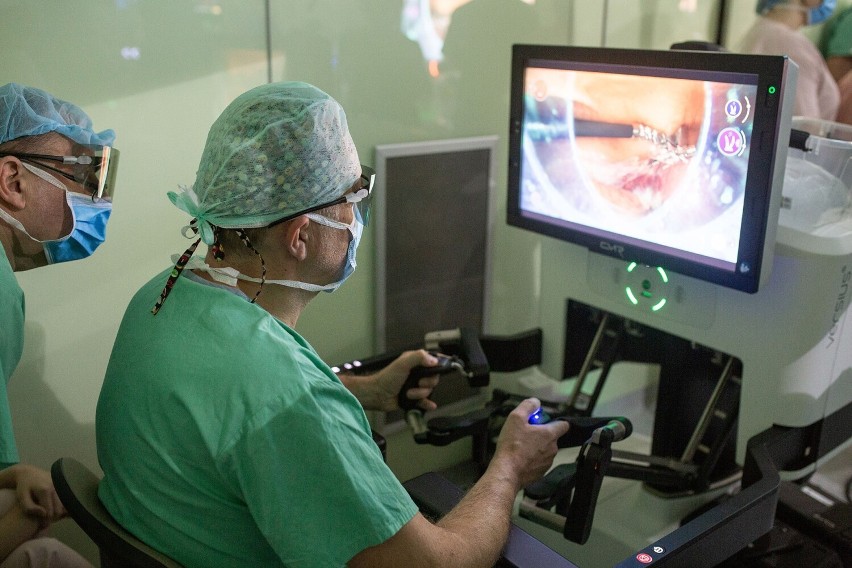 Gdańsk. W UCK wykonano pierwszą operację usunięcia macicy z użyciem robota nowej generacji. Ramię robota naśladuje ruchy ręki chirurga