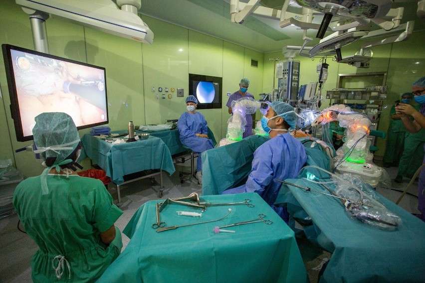Gdańsk. W UCK wykonano pierwszą operację usunięcia macicy z użyciem robota nowej generacji. Ramię robota naśladuje ruchy ręki chirurga