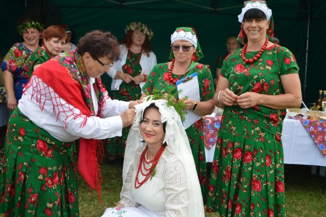 Na trzeci konkurs organizatorzy zaprosili w sobotę 17 czerwca na Browary. Koła przygotowały scenki przedstawiające dawne obrzędy weselne – zwiady, swaty, prosacka, błogosławiny.