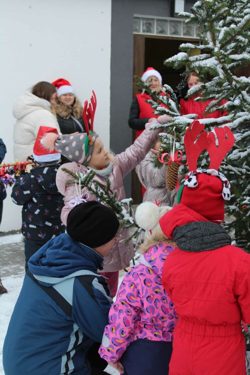Mikołajki w Słomowie. Dzieci odwiedził Święty Mikołaj na wielkich saniach zaprzęgnięty w auta z klubu motoryzacyjnego "Stare ale jare"