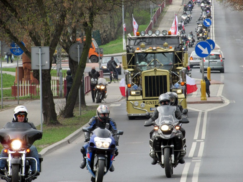 Parada motocykli wyglądała wyjątkowo malowniczo na zjeździe...