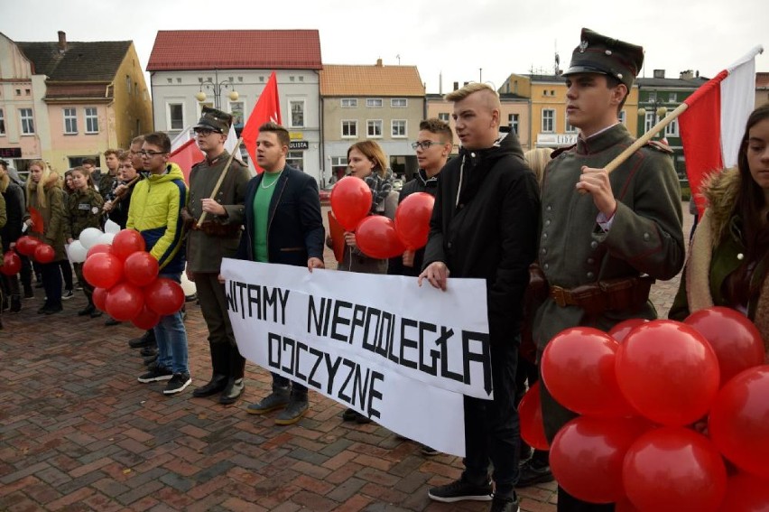 Niepodległościowy happening w Chodzieży: W roli główniej uczniowie Zespołu Prywatnych Szkół (FOTO)