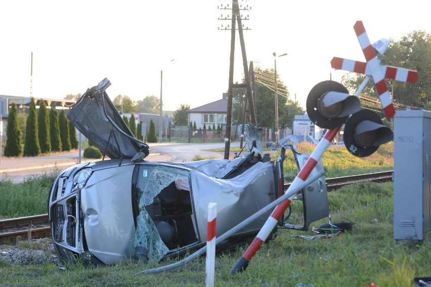 79-letnia grudziądzanka zginęła w wypadku na przejeździe kolejowym w Dragaczu. 78-latek trafił do szpitala [wideo, zdjęcia]