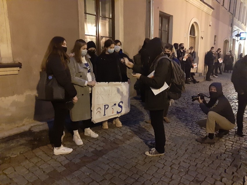 Protest w Lublinie przeciwko zaostrzeniu prawa aborcyjnego. - To jest wojna - grzmią kobiety. Relacja na żywo