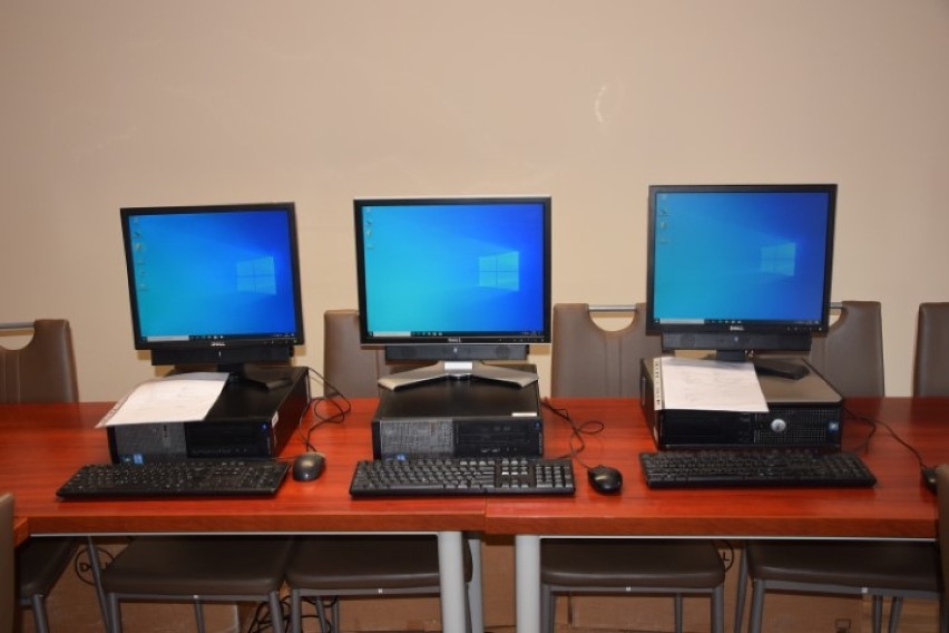 Trzy zestawy komputerowe trafiły do potrzebujących rodzin z Lęborka. Przekazał je Port w Gdyni i "Dziennik Bałtycki"
