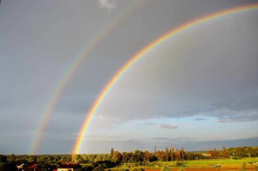 Tęcza zajaśniała po deszczu nad Zduńską Wolą. Zdjęcia czytelników ZDJĘCIA