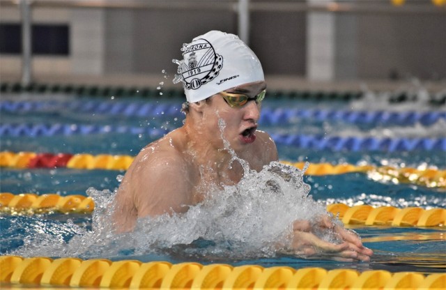 Oliwier Misztal na koniec juniorskiego pływania zdobył pierwsze dwa medale mistrzostw Polski 18-latków, w stylu klasycznym. To w nim się specjalizuje.