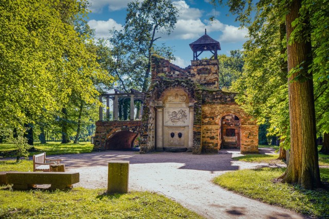 Tuż obok Nieborowa zlokalizowana jest wieś Arkadia. Tamtejszy Park Romantyczny został zaprojektowany w stylu angielskim – pomysłodawczynią jego założenia była Helena Radziwiłłowa. Skryte wśród drzew alejki prowadzą do wielu ciekawych budowli, a sam teren idealnie nadaje się na relaksujący spacer.