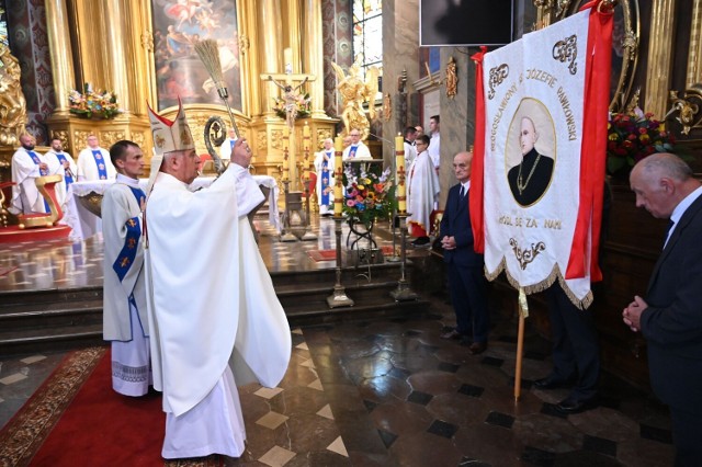 Biskup kielecki Jan Piotrowski poświęcił sztandar z wizerunkiem błogosławionego księdza Józefa Pawłowskiego.