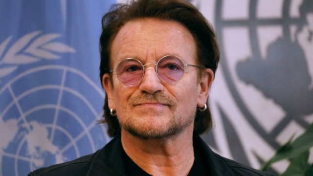 Choć we Włoszech odnotowano już ponad 40 tys. przypadków zakażenia koronawirusem, to społeczeństwo nie traci nadziei. Od wielu dni mieszkańcy tego kraju grają i śpiewają z okien i balkonów, a nawet organizują koncerty na odległość. To właśnie ten zwyczaj zainspirował Bono do napisania piosenki, która ma podnieść na duchu każdego, „komu jest ciężko, jednak wciąż śpiewa”.