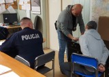 Policjanci z Pajęczna zatrzymali poszukiwanego 26-latka. Miał przy sobie marihuanę