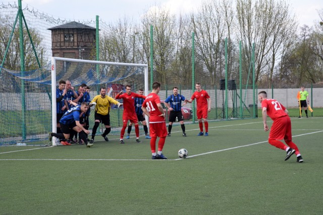 Piłkarze z Międzyrzecza pokonali gości 3:1.