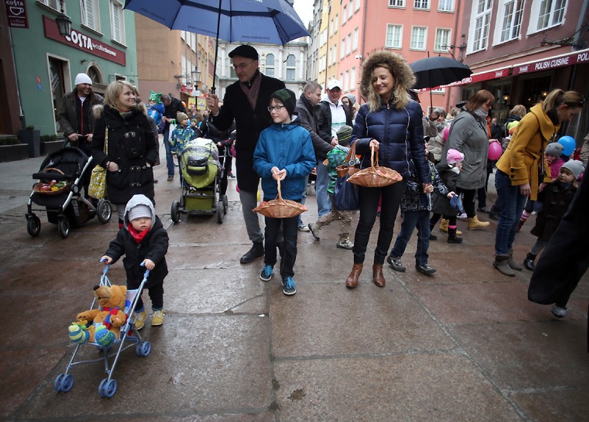 Rodziny z dziećmi przemaszerowały ulicą Długą z okazji Światowego Dnia Zespołu Downa [ZDJĘCIA]