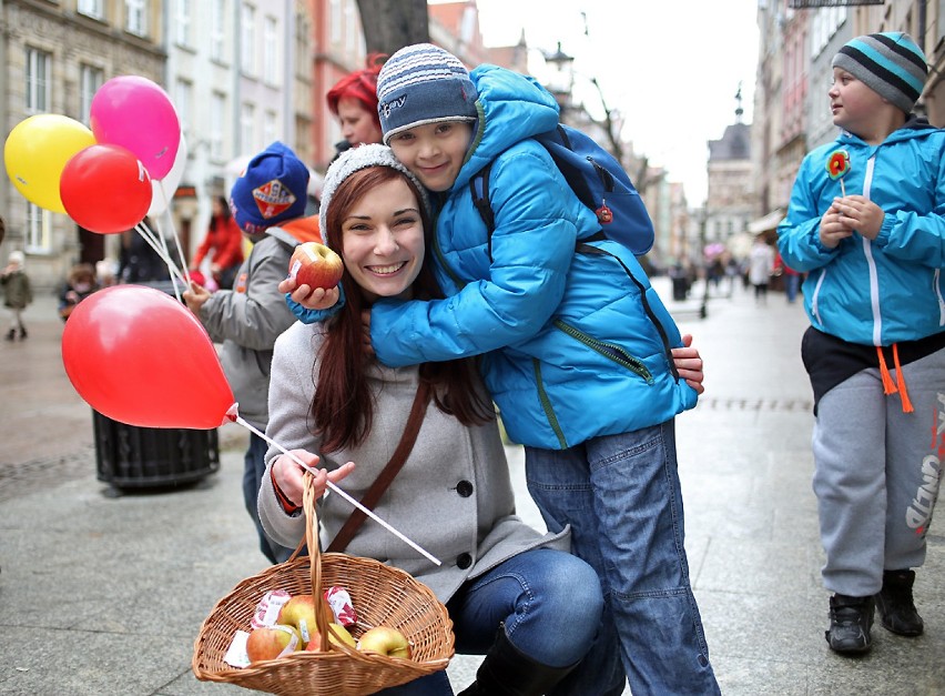 Rodziny z dziećmi przemaszerowały ulicą Długą z okazji Światowego Dnia Zespołu Downa [ZDJĘCIA]
