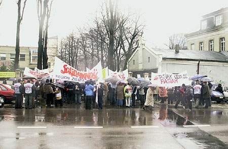 Protestowali związkowcy z całej Polski. Mokra kukła  symbolizująca Makarego Krzysztofa Stasiaka została zaczepiona na bramie...