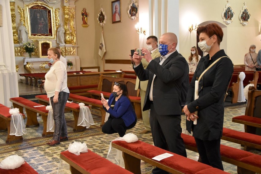Komunia 2020 w Chodzieży: W parafii św. Floriana odbyły się dwie msze komunijne [ZDJĘCIA]