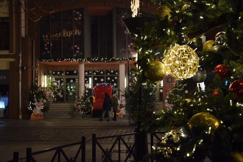 Elbląg w świątecznym klimacie - iluminacja Bramy Targowej, choinki i rozświetlone ulice wprowadzają świąteczny nastrój