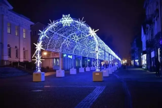 Tunel świetlny na deptaku w Radomiu to jedna z największych, świątecznych atrakcji w całym mieście.