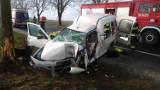 Wypadek na trasie Pniewy - Lwówek. Volkswagen rozbił się na drzewie [ZDJĘCIA]