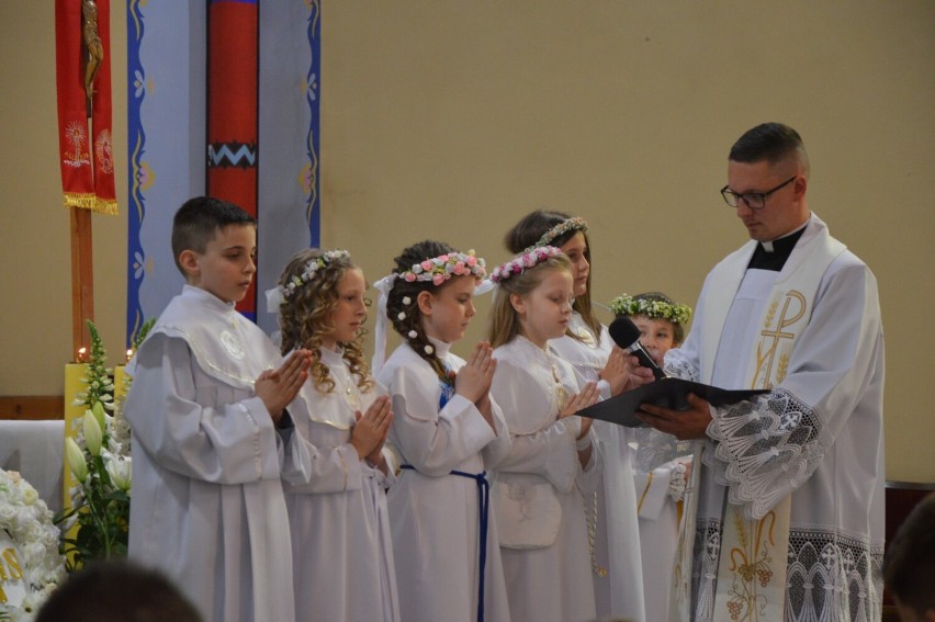 Lębork. Dwie kolejne grupy dzieci przystąpiły do I Komunii Świętej w "Koronie".